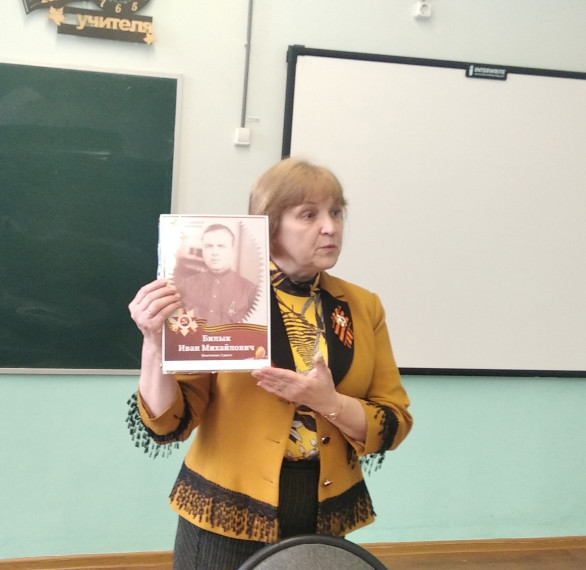 "Нет в России семьи такой, где б не памятен был свой герой!" - под таким названием прошел сегодня час памяти в 9-х классах лицея.