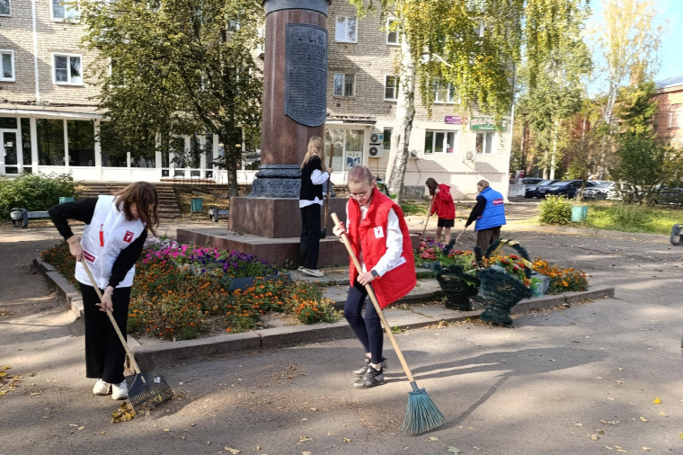 Сегодня активисты первичного отделения вышли на уборку территории в сквере.