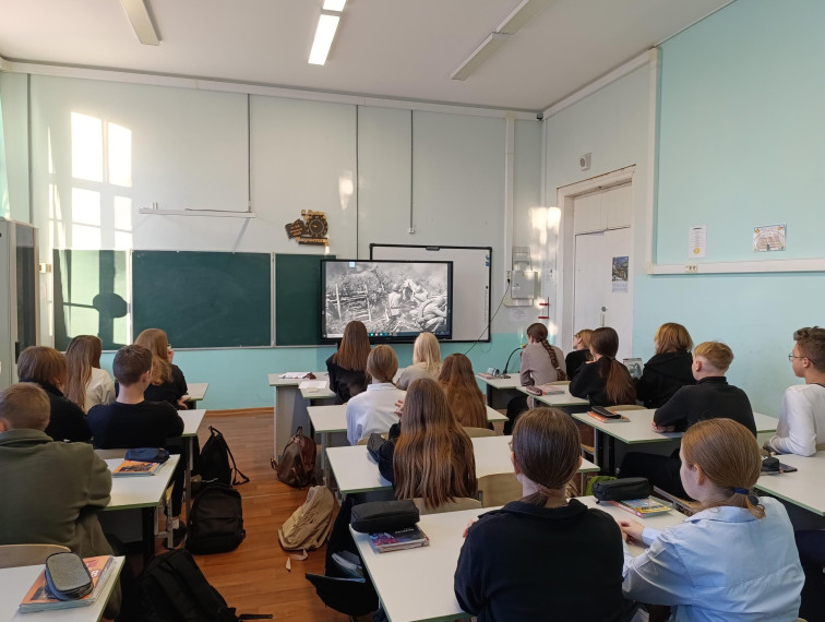 В лицее для учащихся 8б класса прошел урок мужества «Битва за Москву».