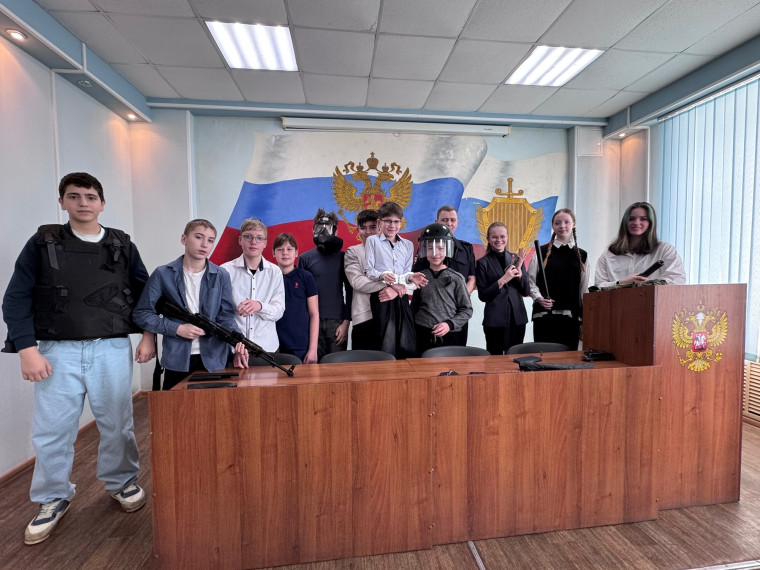 18 февраля в преддверии Дня защитника отечества, ученики 7Б класса побывали на экскурсии в полиции..