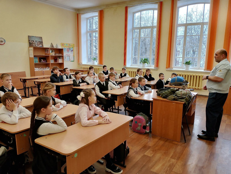 В преддверии Дня Защитника Отечества "Орлята" 4в класса лицея встретились с ветераном ВДВ.